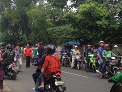 Lapaknya Ditertibkan, PKL Blokir Jl M Kahfi Jagakarsa