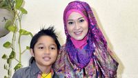 Okie Agustina dan Putra Kesayangannya
