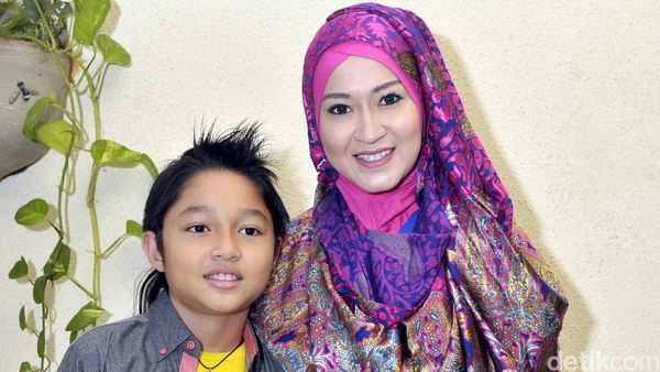 Okie Agustina dan Putra Kesayangannya