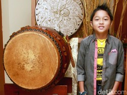 Kiesha Alvaro Duet Bareng Pasha Ungu Lewat Hula-Hula