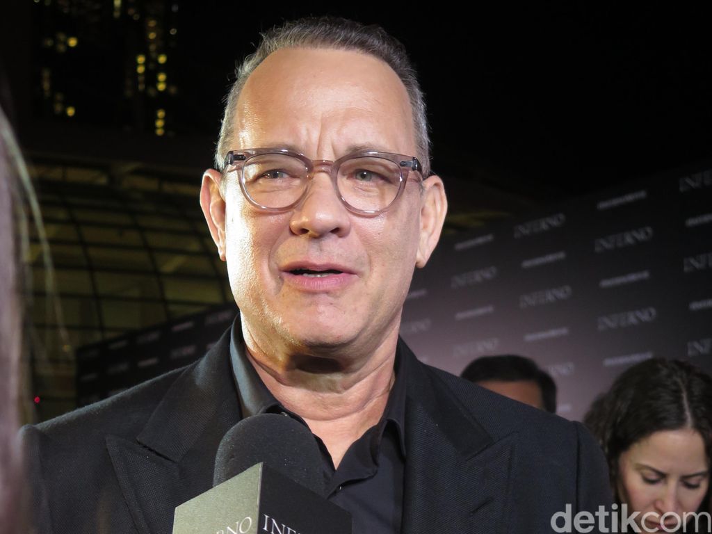 Tom Hanks Sumbangkan Darahnya untuk Pengembangan Vaksin Corona Tom Hanks Sumbangkan Darahnya untuk Pengembangan Vaksin Corona