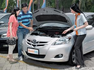 Jelang Lebaran, Banyak Orang Jual Mobil Lama untuk Beli Mobil Baru