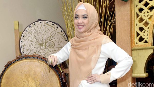 Cantik dengan Hijab yang Simple ala Inggrid Kansil