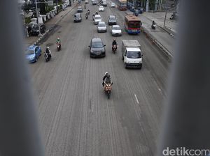 Perbaikan Jalan Medan Merdeka Timur Berdebu