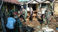 Lumpur Sisa Banjir di Sukabumi Dibersihkan