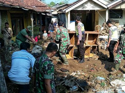 Lumpur Sisa Banjir di Sukabumi Dibersihkan