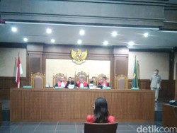 Jessica Minta 3 Paper Bag dan Pilih Meja yang Membelakangi Tembok