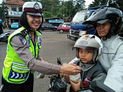 Satlantas Cianjur Beri Takjil Gratis untuk Pemotor yang Tertib di Jalan