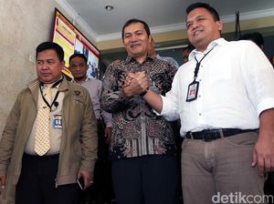 Saut Situmorang Diperiksa di Bareskrim, Pulang Dilepas Salam Komando oleh Penyidik Saut Situmorang Diperiksa di Bareskrim, Pulang Dilepas Salam Komando oleh Penyidik