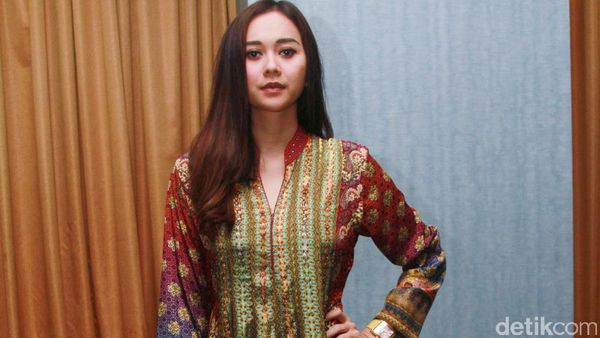 Ramadan, Aura Kasih Tampil Tertutup dengan Gamis Maroko