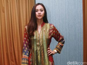 Ramadan, Aura Kasih Tampil Tertutup dengan Gamis Maroko