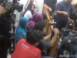 Ibunda Eno Tak Berhenti Menangis Saat Hakim Bacakan Vonis untuk Rahmat