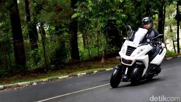 Merasakan Sensasi Skuter 3 Roda Prancis