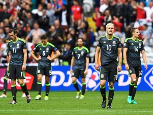 Wales Lupakan Kekalahan dari Inggris dengan Burger, Kentang Goreng, dan Panekuk