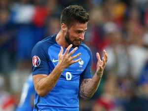 Giroud yang Buang-Buang Peluang Giroud yang Buang-Buang Peluang