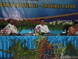 Menko Luhut Ajak Pendeta di Papua Ikut Perangi AIDS dan Narkoba Menko Luhut Ajak Pendeta di Papua Ikut Perangi AIDS dan Narkoba