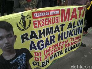 Sidang Pembunuhan Eno, Pendemo Teriak Minta Terdakwa Rahmat Dihukum Mati