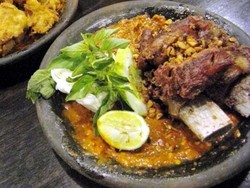 Menu Hari Ke-12: Sedapnya Olahan Iga Penyet yang Pedas untuk Menambah Selera Makan