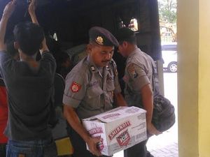 Disamarkan Jadi Toko Sembako, Gudang Simpan 1.099 Botol Miras Ilegal Digerebek