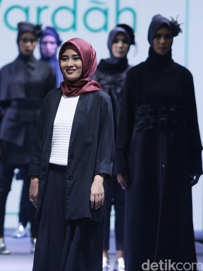 Gaya Hijab untuk Pemilik Tubuh Mungil ala Restu Anggraini. Foto: Mohammad Abduh/Wolipop Gaya Hijab untuk Pemilik Tubuh Mungil ala Restu Anggraini. Foto: Mohammad Abduh/Wolipop
