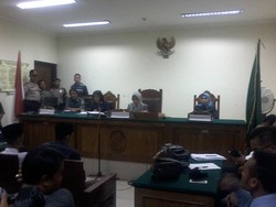 Usai Vonis, Massa Lempar Batu ke Mobil Tahanan Terdakwa Pembunuh Eno