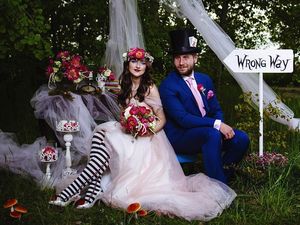 Bagai di Film, Pasangan Buat Pesta Pernikahan Bertema Alice In Wonderland