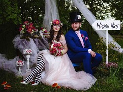 Bagai di Film, Pasangan Buat Pesta Pernikahan Bertema Alice In Wonderland