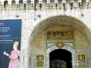 Jubah Sampai Gigi Nabi Muhammad di Museum Topkapi, Turki