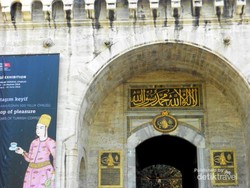 Jubah Sampai Gigi Nabi Muhammad di Museum Topkapi, Turki