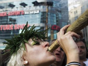 Whoopi Goldberg Pun Bisnis Ganja