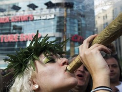 Whoopi Goldberg Pun Bisnis Ganja