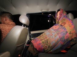 Ditahan KPK, Pengacara Saipul Jamil Tutup Wajah dengan Pashmina