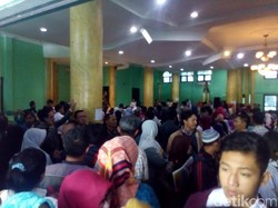 Ratusan Orang Datang ke Disdik DKI Jakarta, Urus Kesalahan Data Pendaftaran SMA