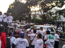 Massa Karisma Sambangi DPP PDIP, Minta Risma Dijadikan Cagub DKI