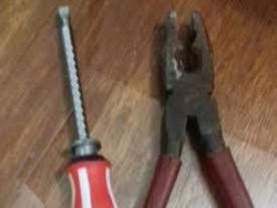 Ketahuan Mencuri di Toko Onderdil, Maling Jatuh dari Atap