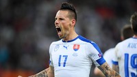 Meski Slovakia finis sebagai runner-up Grup F kualifikasi Piala Dunia Grup F, mereka tak bisa sekadar lolos ke babak playoff. Marek Hamsik pun harus menjadi penonton Piala Dunia 2018. (Foto: Getty Images/Matthias Hangst)
