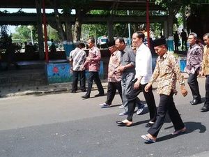 Cerita Keakraban Jokowi dan Bupati Yoyok Usai Groundbreaking Tol Batang Cerita Keakraban Jokowi dan Bupati Yoyok Usai Groundbreaking Tol Batang