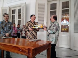 Ahok Sambut Hibah 5 Bus TransJ dari Tahir