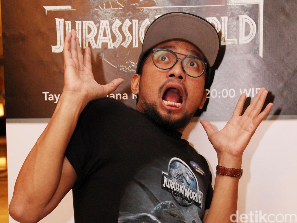 Ular Piton Ditemukan di Komplek Rumah Imam Darto Ular Piton Ditemukan di Komplek Rumah Imam Darto