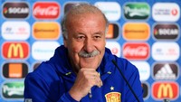 Rasanya tak ada pelatih dengan koleksi trofi selengkap Vicente el Bosque. Selain mengantar Spanyol menjadi juara dunia dan juara Eropa, dia juga meraih sukses besar bersama Real Madrid di 1999-2003. Del Bosque memutuskan pensiun pada 2016 lalu di usia yang baru 65 tahun. (REUTERS/UEFA/Handout via REUTERS)