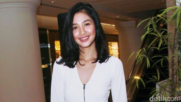 Mikha Tambayong Pamer Perut Langsing