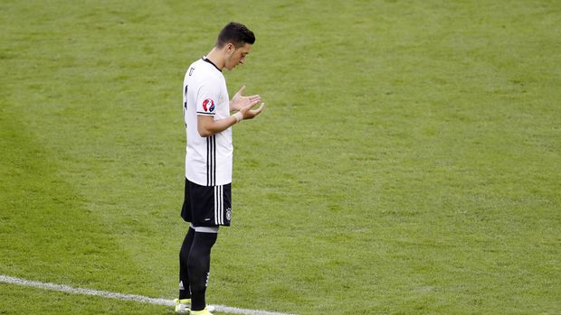 Mantan pemain timnas Jerman Mesut Oezil kerap membaca Alquran sebelum bertanding. (