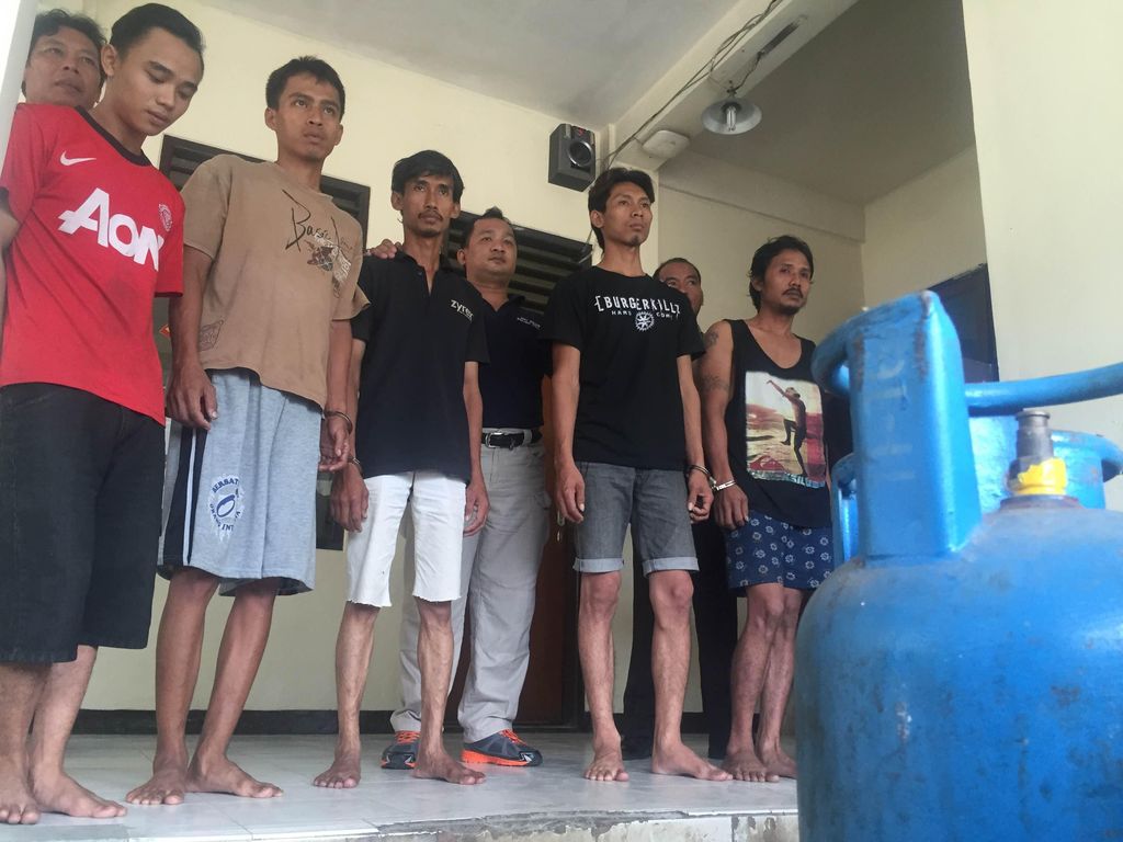 Gudang Tabung Gas Oplosan di Pondok Ranggon Digerebek Polisi Gudang Tabung Gas Oplosan di Pondok Ranggon Digerebek Polisi