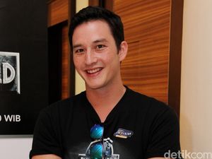 Mike Lewis Ingin Buat Tamara Bleszynski dan Kenzo Bangga dengan Karyanya