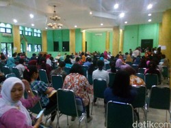 Petugas di Posko Pendaftaran SMA di DKI Sedikit, Antrean Panjang Dikeluhkan