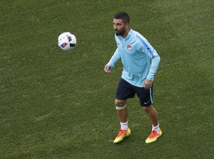 Arda Turan Dihujani Kritik, Busquets Ikut Bersimpati