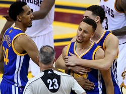 Frustrasi, Stephen Curry Lempar Pelindung Mulut ke Arah Fans