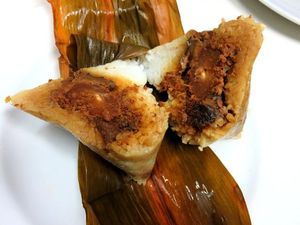 Ny Lena: Empuk Pulen Bacang Spesial dengan Isian Ayam Kuning Telur Asin