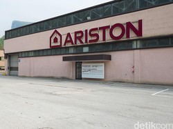 Kolaborasi Robot dan Pekerja Pabrik Pemanas Air Kelas Dunia di Italia