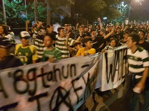 Polisi Bubarkan Konvoi Bonek yang Lempar Mercon di Depan Rumah Dinas Walkot